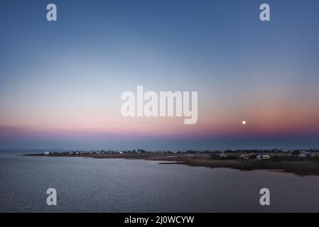 Der Mond erhebt sich über Harbour Island, die Teil der St. Helena Island ist, einer der Sea Islands von South Carolina. Stockfoto