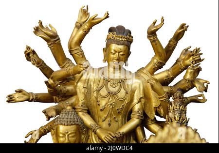 Multi bewaffnete Shiva Statue isoliert auf weißem Hintergrund mit Clipping Pfad. Buddha-Statue mit vielen Armen in einem buddhistischen Tempel Stockfoto