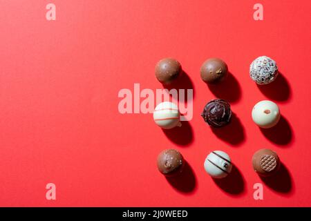 Direkt über dem Dessert auf rotem Hintergrund angeordnet, Platz kopieren Stockfoto