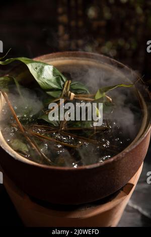 Zongzi (Reisknödel) in kochendem Wasser kochen Stockfoto