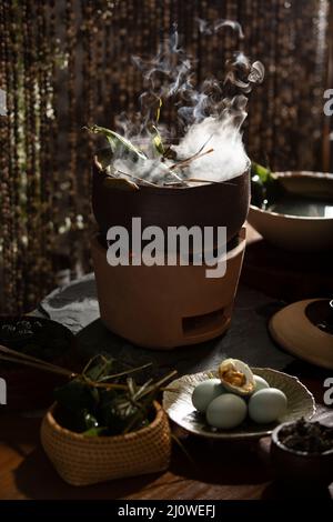 Gekochte Zongzi und gesalzenes Entenei Stockfoto