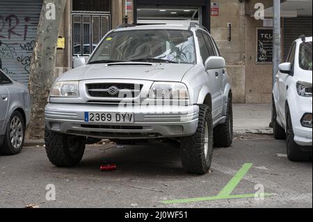 Modifiziertes Geländefahrzeug mit größeren Rädern Stockfoto