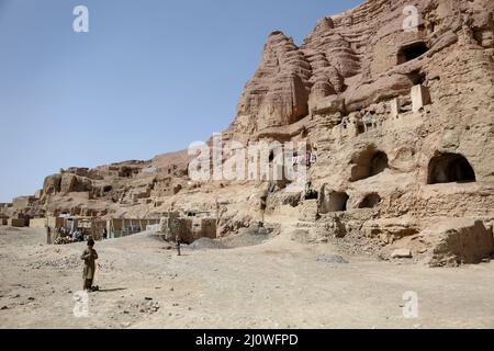 Bamiyan, Afghanistan. 19. März 2022. Afghanische Kinder werden in der Nähe der Höhlen gesehen, in denen sie in der Provinz Bamiyan, Afghanistan, leben, 19. März 2022. Quelle: Saifurahman Safi/Xinhua/Alamy Live News Stockfoto