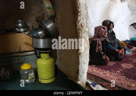 Bamiyan, Afghanistan. 19. März 2022. Menschen werden in einer Höhle gesehen, in der sie in der Provinz Bamiyan, Afghanistan, leben, 19. März 2022. Quelle: Saifurahman Safi/Xinhua/Alamy Live News Stockfoto