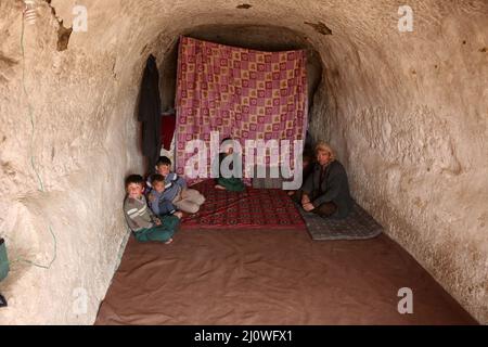 Bamiyan, Afghanistan. 19. März 2022. Menschen werden in einer Höhle gesehen, in der sie in der Provinz Bamiyan, Afghanistan, leben, 19. März 2022. Quelle: Saifurahman Safi/Xinhua/Alamy Live News Stockfoto