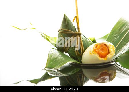 Kreative Fotografie, Zongzi (Reisknödel) und gesalzenes Entenei Stockfoto