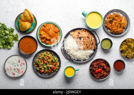 Indisches, ethnisches Buffet auf weißem Betontisch von oben Stockfoto