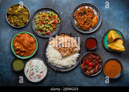 Authentische indische Gerichte und Snacks Stockfoto