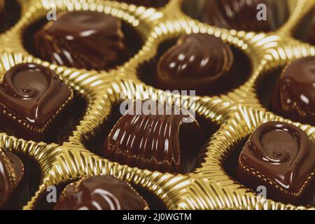 Sorte Art von Schokoladenpralinen in einer goldenen Schachtel Stockfoto