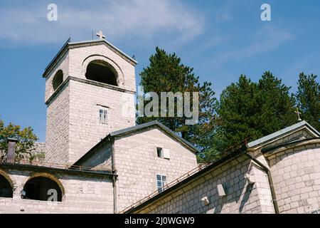 Steinkloster in Cetinje, umgeben von grünen Bäumen. Montenegro Stockfoto