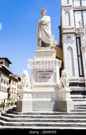 Dante Alighieri Statue in Florenz, Toskana Region, Italien, mit erstaunlichen blauen Himmel Hintergrund. Stockfoto