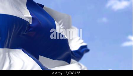 Detail der Nationalflagge Finnlands, die an einem klaren Tag im Wind winkt Stockfoto