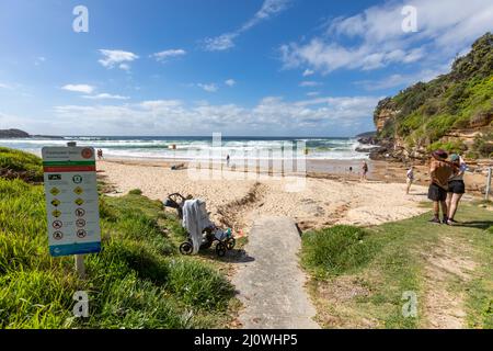 Freshwater Beach in Sydney, einem der berühmten nördlichen Strände Sydneys, an einem sonnigen Herbsttag, NSW, Australien Stockfoto