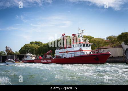 Rettungsboote in der Nähe der Anlegestelle in Venedig, Italien Stockfoto