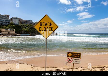 Queenscliff Beach in Manly Sydney ist wegen verschmutztem Wasser aufgrund der Überschwemmungen und heftigen Regenfälle im März 2022, NSW, Australien, geschlossen Stockfoto