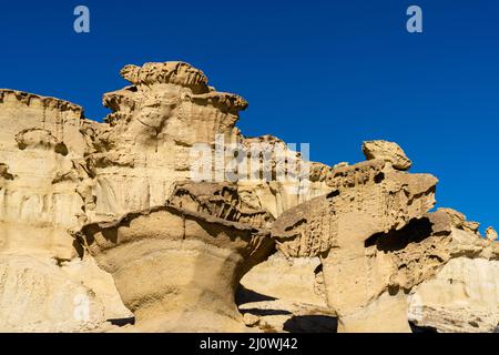 Ein Blick auf die berühmten Sandsteinerosionen und Hoodoos in Bolnuevo unter einem klaren blauen Himmel Stockfoto