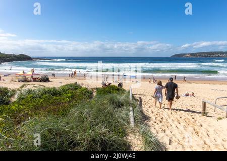 Freshwater Beach in Sydney, einem der berühmten nördlichen Strände Sydneys, an einem sonnigen Herbsttag, NSW, Australien Stockfoto