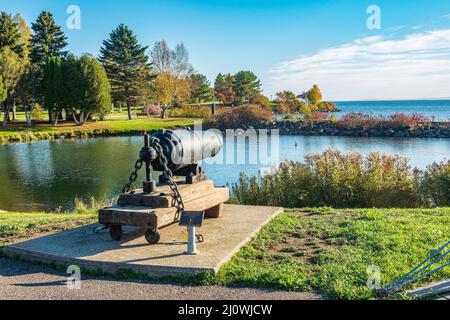 Die antike restaurierte Kanone blickt auf die Uferpromenade von Thunder Bay, Ontario, Kanada. Stockfoto