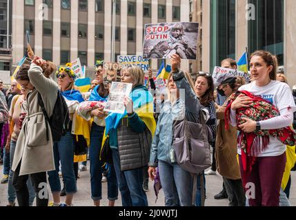 19. März 2022, New York City, New York, USA: Ukrainische Amerikaner versammelten sich vor den UNICEF-Offizieren, marschieren dann zu Fox News und enden auf dem Times Square. Frauen und Mütter trugen Babypuppen, die in rot gefärbte Decken gehüllt waren und die Kindertragödie in der Ukraine wegen der russischen Invasion darstellten. (Bild: © Steve Sanchez/Pacific Press via ZUMA Press Wire) Stockfoto