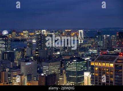 Die Nachtansicht der nördlichen Bucht von Tokio mit der Regenbogenbrücke. Minato City. Tokio. Japan Stockfoto