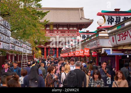 Nakamise-dori Einkaufsstraßen, die zum Hozomon-Tor des Sensoji Kannon-Tempels führt. Asakusa, Tokio. Japan Stockfoto