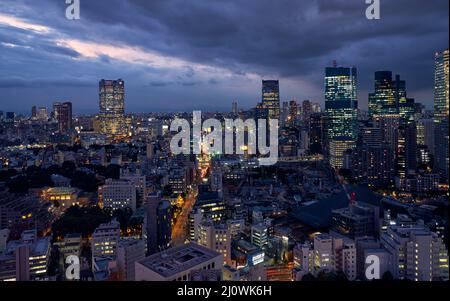 Tokio-Nachtszene. ARK Hills vom Tokyo Tower aus gesehen bei Nacht. Tokio. Japan Stockfoto