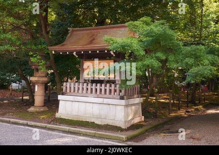 Kleiner schintoistischer Schrein auf dem Territorium des Yasukuni-Schreines. Chiyoda Stockfoto