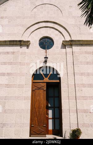 Hölzerne Bogentür zur Kirche St. Sava in Tivat. Montenegro Stockfoto