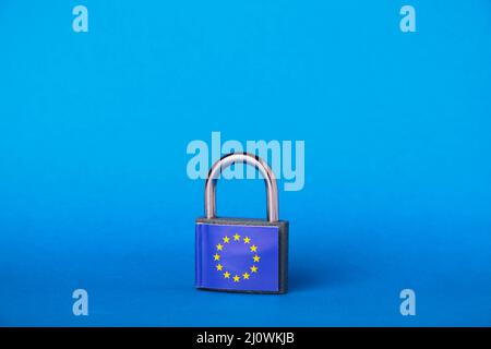 EU-Sanktionen. Geschlossenes Vorhängeschloss mit EU-Flagge. Stornierung von Lieferungen von Produkten aus der Europäischen Union. Sanktionskorb. Lieferung wird geschlossen Stockfoto