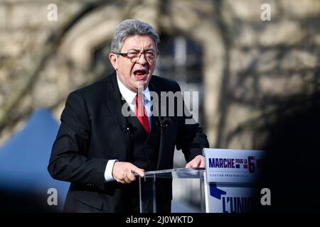 Paris, Frankreich. 20. März 2022. Der linksextreme Kandidat Jean-Luc Melenchon (La France Insoumise, LFI) hält während seines Treffens nach einem marsch für die 6.. (VIII.) Republik von der Bastille zum Place de la Republique, drei Wochen vor der ersten Runde der französischen Präsidentschaftswahlen, am 20. März 2022 in Paris, Frankreich, eine Rede. Kredit: Victor Joly/Alamy Live Nachrichten Stockfoto