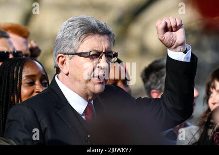 Paris, Frankreich. 20. März 2022. Der linksextreme Kandidat Jean-Luc Melenchon (La France Insoumise, LFI) hält während seines Treffens nach einem marsch für die 6.. (VIII.) Republik von der Bastille zum Place de la Republique, drei Wochen vor der ersten Runde der französischen Präsidentschaftswahlen, am 20. März 2022 in Paris, Frankreich, eine Rede. Kredit: Victor Joly/Alamy Live Nachrichten Stockfoto