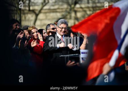 Paris, Frankreich. 20. März 2022. Der linksextreme Kandidat Jean-Luc Melenchon (La France Insoumise, LFI) hält während seines Treffens nach einem marsch für die 6.. (VIII.) Republik von der Bastille zum Place de la Republique, drei Wochen vor der ersten Runde der französischen Präsidentschaftswahlen, am 20. März 2022 in Paris, Frankreich, eine Rede. Kredit: Victor Joly/Alamy Live Nachrichten Stockfoto