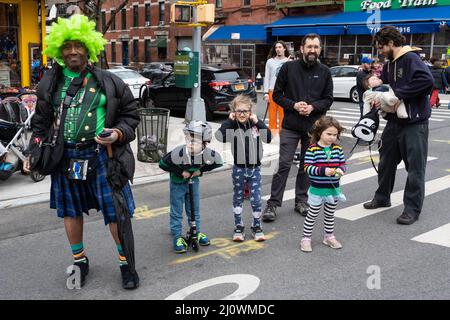 Brooklynites genießen am 20. März 2022 die St. Patrick's Day Parade im ...