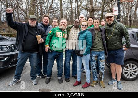 Brooklynites genießen am 20. März 2022 die St. Patrick's Day Parade im ...