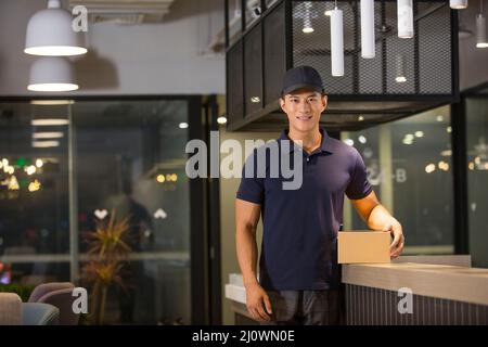 Porträt eines lächelnden chinesischen Lieferers Stockfoto