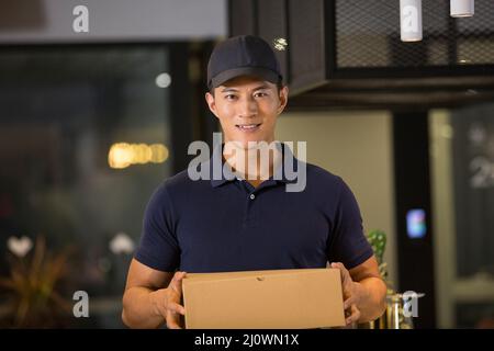 Porträt eines lächelnden chinesischen Lieferers Stockfoto