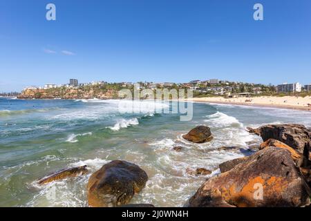 Freshwater Beach in Sydney und Blick auf die Landzunge von Queenscliff und das Meer, die nördlichen Strände von Sydney, NSW, Australien Stockfoto