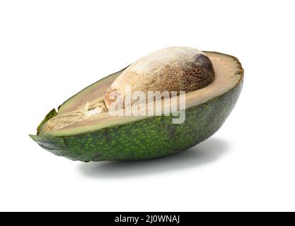 Halb verfaulte Avocado mit Grube auf weißem Hintergrund Stockfoto