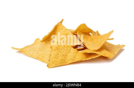 Stapel von Mais-Tortilla-Chips oder Nachos auf weißem Hintergrund isoliert Stockfoto