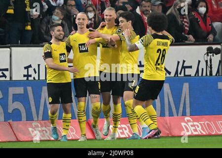 Köln, Deutschland. 20. März 2022. Marius Wolf (2. L) aus Dortmund feiert das Tor mit seinen Teamkollegen beim Bundesliga-Fußballspiel zwischen dem FC Köln und Borussia Dortmund am 20. März 2022 in Köln. Quelle: Ulrich Hufnagel/Xinhua/Alamy Live News Stockfoto