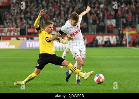 Köln, Deutschland. 20. März 2022. Thorgan Hazard (L) aus Dortmund spielt mit Louis Schaub aus Köln während des Bundesliga-Fußballspiels zwischen dem FC Köln und Borussia Dortmund am 20. März 2022 in Köln. Quelle: Ulrich Hufnagel/Xinhua/Alamy Live News Stockfoto