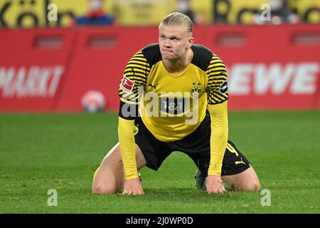 Köln, Deutschland. 20. März 2022. Erling Haaland aus Dortmund reagiert während des Bundesliga-Fußballspiels zwischen dem FC Köln und Borussia Dortmund am 20. März 2022 in Köln. Quelle: Ulrich Hufnagel/Xinhua/Alamy Live News Stockfoto