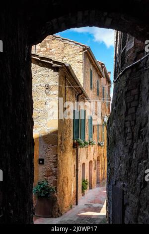 PIENZA, TOSKANA, ITALIEN - MAI 19 : Alte Gebäude entlang der Gasse in Pienza, Toskana am 19. Mai 2013 Stockfoto