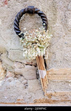 PIENZA, TOSKANA, ITALIEN - MAI 19 : Dekorative Eisenarbeiten an einer Wand in Pienza am 19. Mai 2013 Stockfoto