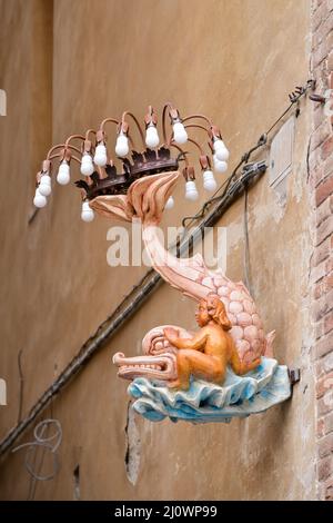 SIENNA, TOSKANA, ITALIEN - MAI 18 : verzierte Leuchte in Sienna Italien am 18. Mai 2013 Stockfoto