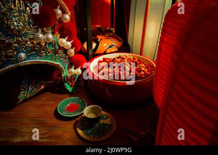 Chinesische Küche, Hühnerwürfel mit roten Chilischoten und Pekinger Oper Stockfoto