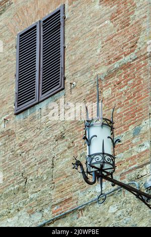 SIENNA, TOSKANA, ITALIEN - MAI 18 : Typische Straßenlaterne in Sienna, Toskana, Italien am 18. Mai 2013 Stockfoto