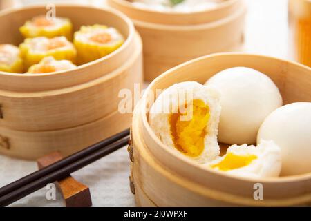 Nahaufnahme verschiedener Dim-Sum-Fotos aus Guangdong in einem Restaurant Stockfoto