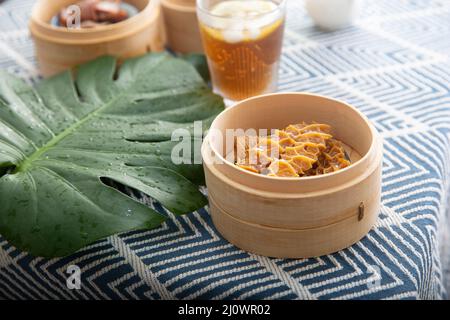 Chinesische Dimmung - Eintopf Kutteln in Bambusdampfer Stockfoto