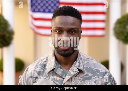 Porträt eines selbstbewussten afroamerikanischen Soldaten in Uniform gegen die us-Flagge Stockfoto